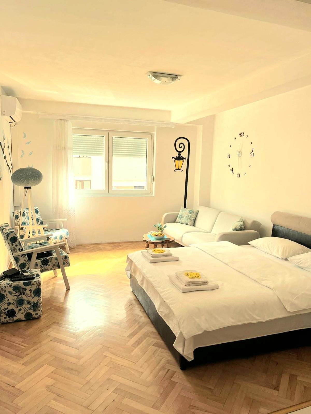 Center Apartment *